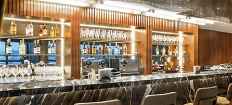 Ambiente de sala VIP com bar e assentos