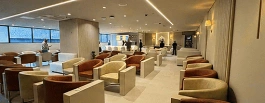 Poltronas e espaço de descanso de sala VIP